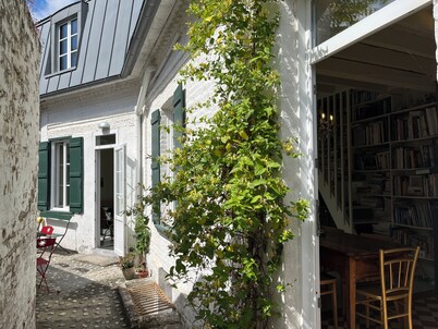 South-facing house on courtyard. 4 stars. 3 Ch. 2 Sdb. 200m Beach & Shops.