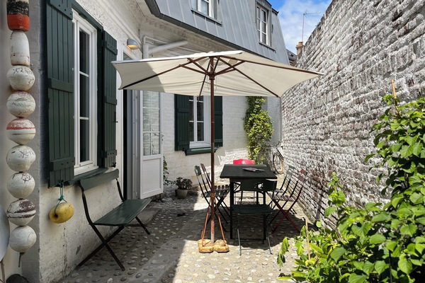 Cours plein sud Ă l'abri du vent.
