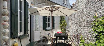 South-facing house on courtyard. 4 stars. 3 Ch. 2 Sdb. 200m Beach & Shops.