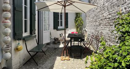South-facing house on courtyard. 4 stars. 3 Ch. 2 Sdb. 200m Beach & Shops.