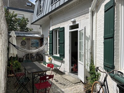 South-facing house on courtyard. 4 stars. 3 Ch. 2 Sdb. 200m Beach & Shops.