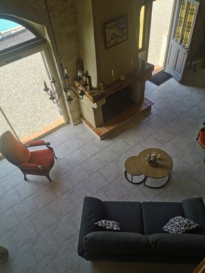 Televisión y chimenea