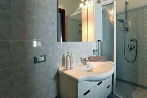 Apartment, 1 Schlafzimmer | Waschbecken im Bad