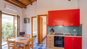 Apartamento, 2 quartos | Cozinha privada | Geladeira grande, fogão, cooktop, talheres/pratos/utensílios de cozinha