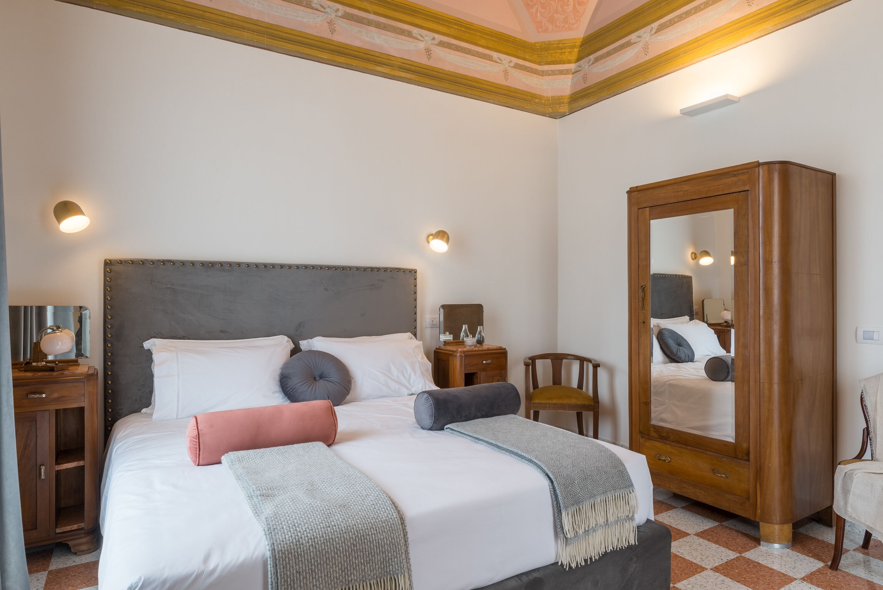 Decoración personalizada, muebles diferentes, cunas y wifi gratis 