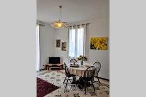 Apartment, 1 Schlafzimmer | Essbereich im Zimmer
