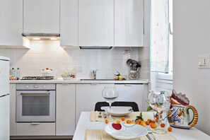 Lägenhet - 1 sovrum | Eget kök | Stort kylskåp, ugn, spishäll och diskmaskin