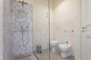 Appartement, 1 chambre | Salle de bain | Douche, douche à « effet pluie », sÚche-cheveux, bidet
