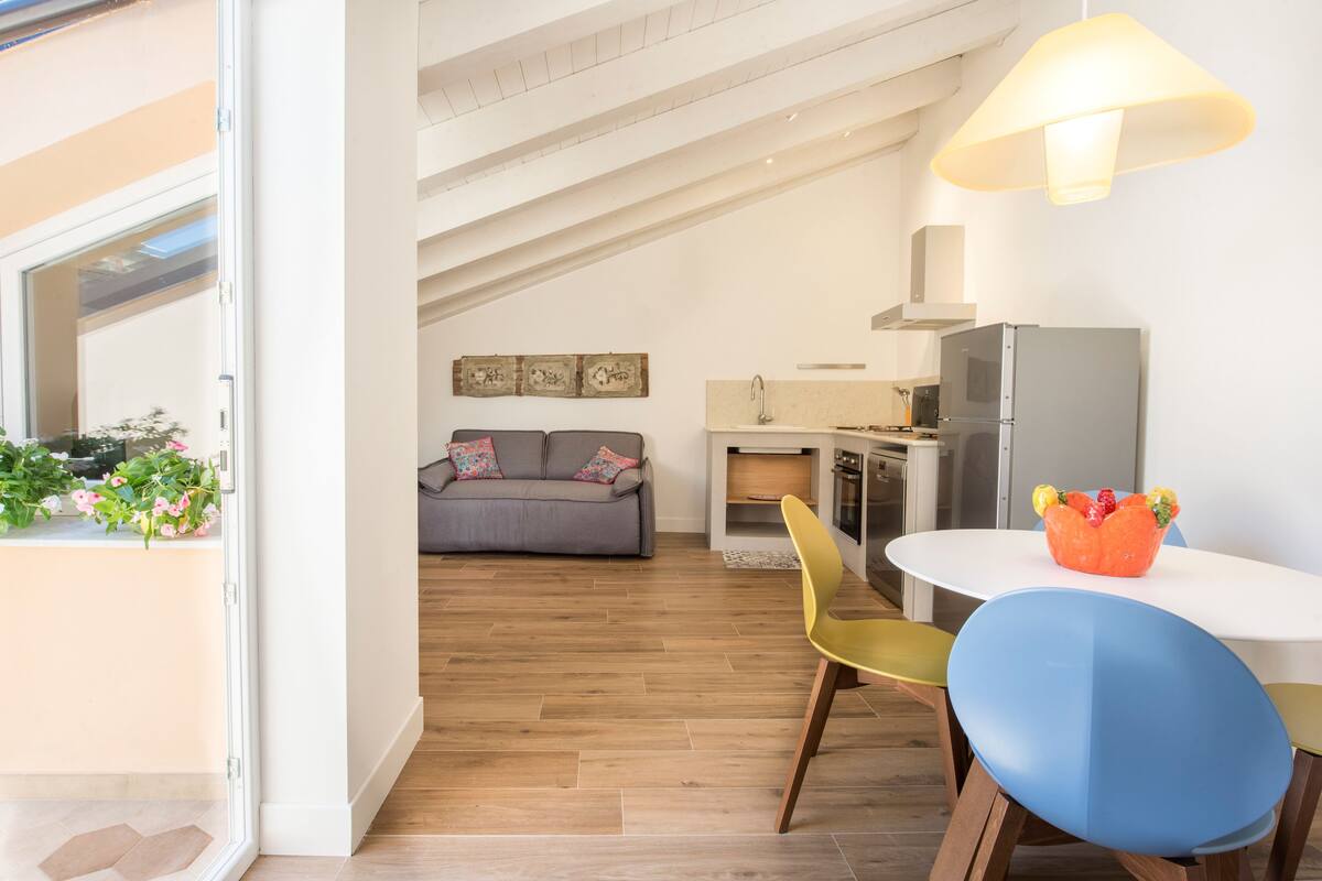 Appartement, 1 slaapkamer (Le Niche Holiday Home with Terrace) | Privékeuken | Een espressoapparaat, een koelkast met diepvriezer, een microgolfoven