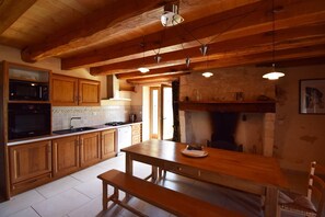 Kjøleskap, ovn, oppvaskmaskin og brødrister