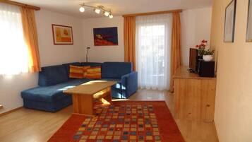 TV, DVD player, books, stereo