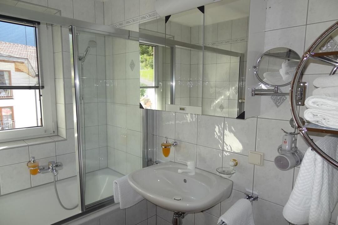 Badewanne, Haartrockner, Handtücher, Seife