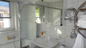Badewanne, Haartrockner, Handtücher, Seife