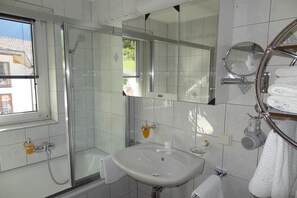 Bañera, secador de pelo, toallas, jabón
