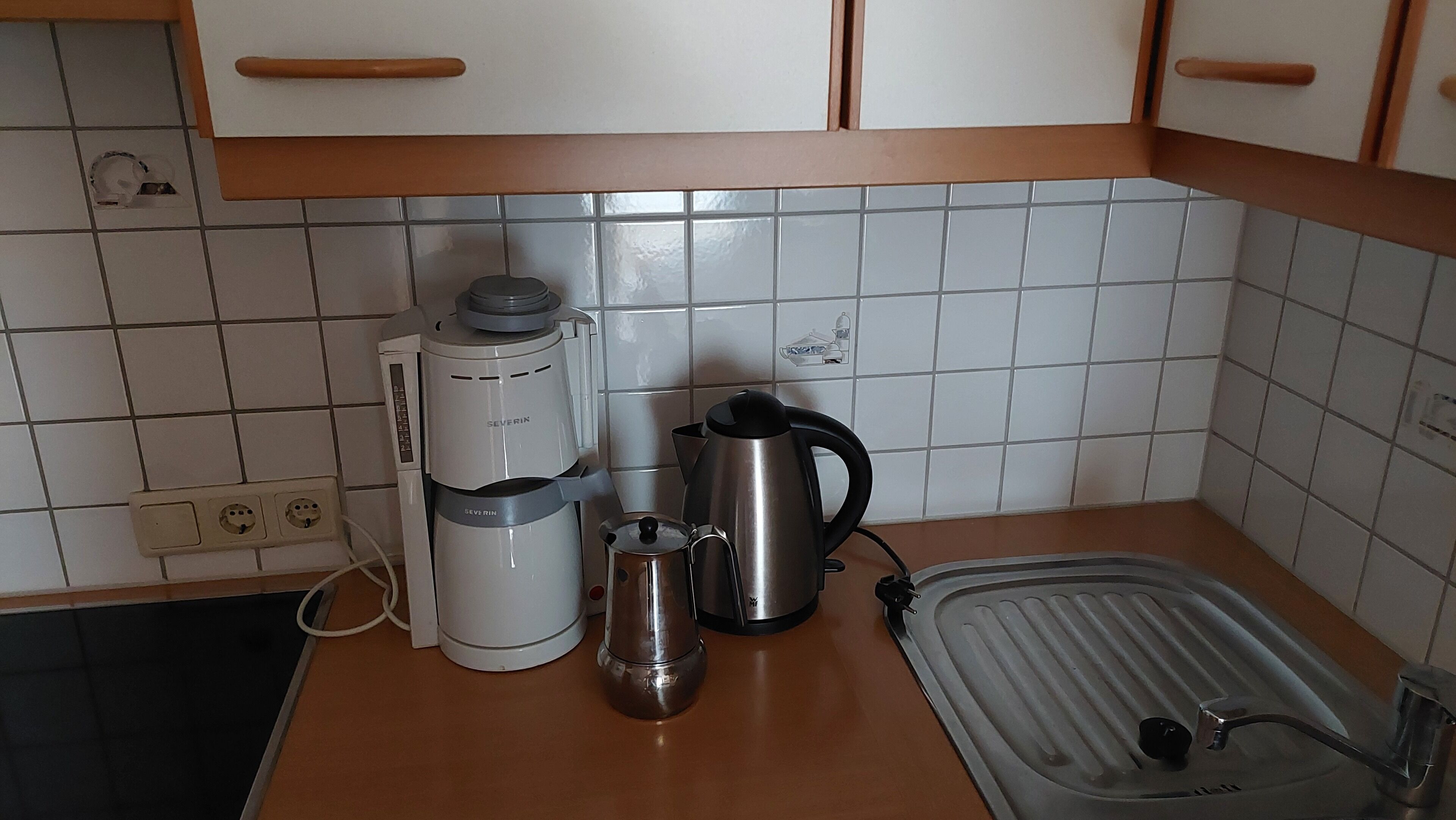 Wasserkocher mit Kaffee-/Teezubehör, Kühlschrank, Mikrowelle, Ofen