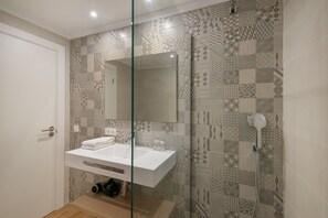 Dusche, Haartrockner, Handtücher