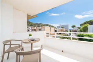 Outdoor dining - MASSANET (2A) - Modern and renovated apartment with a charming terrace, located only 250 f (Capdepera)
