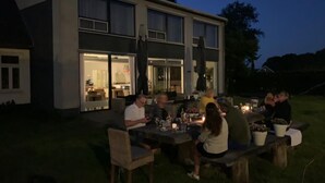 Une maison moderne dotée d’une grande cuisine ouverte et d’un espace repas.