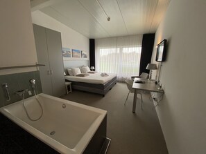 12 habitaciones, caja de seguridad en la habitación y escritorio 