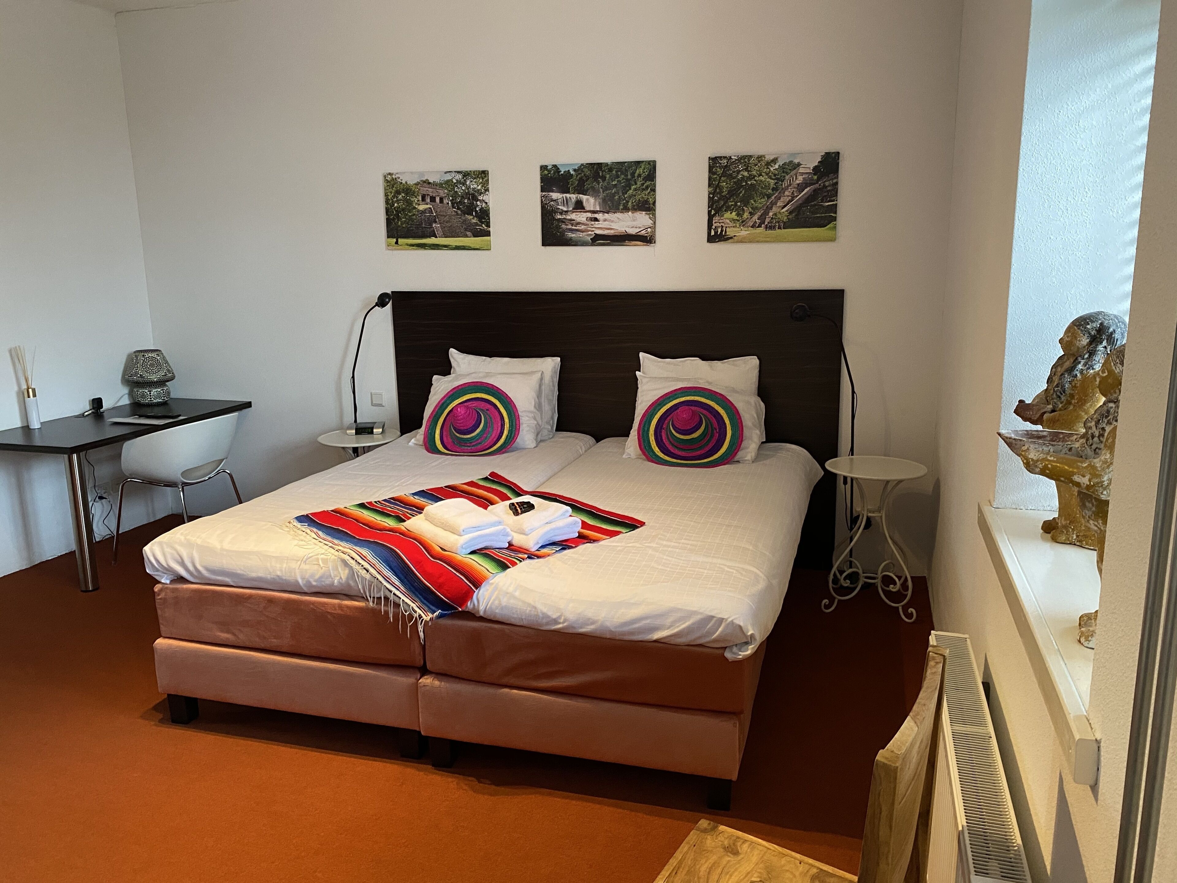 12 多间卧室、客房内保险箱、办公桌、免费 WiFi