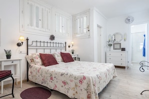 2 chambres, fer et planche à repasser, Wi-Fi gratuit, draps fournis