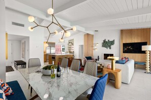 Smart TV, fireplace