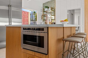 Een koelkast, een microgolfoven, een oven, een kookplaat