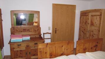 2 bedrooms, in-room safe, travel cot, free WiFi
