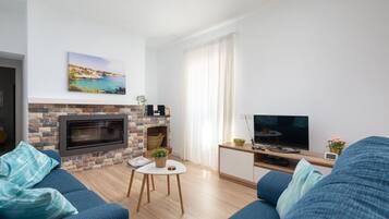 Een televisie en een open haard