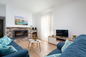 TV, fireplace