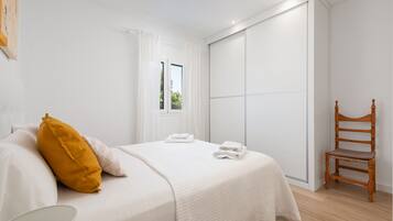 3 slaapkamers, een strijkplank/strijkijzer, gratis wifi, beddengoed