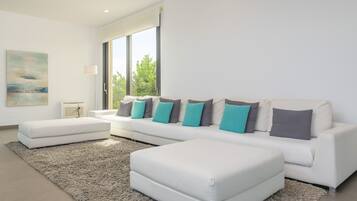 Een televisie en boeken