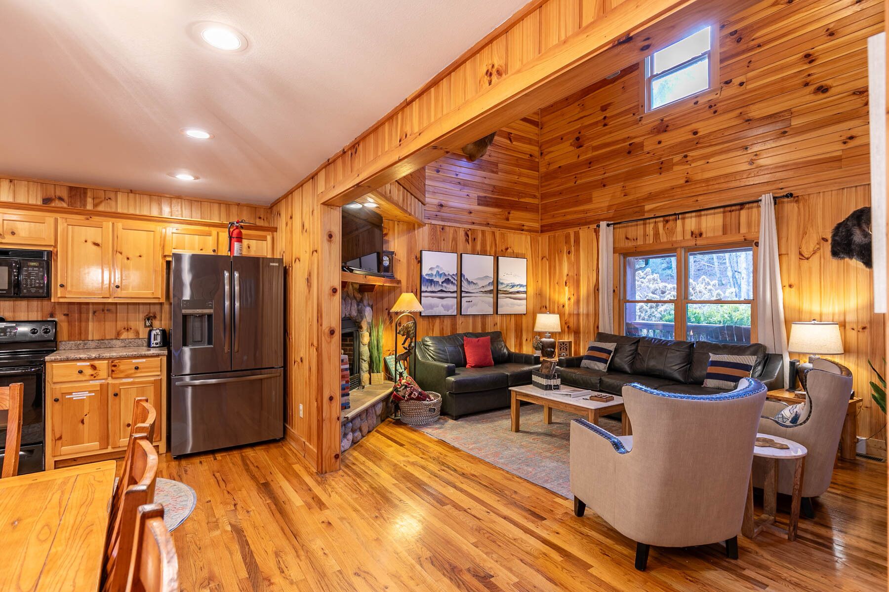 L’intérieur d’un chalet en bois comprend une cuisine, un coin repas et un salon.