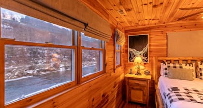 Riverbend Retreat - New River frontage, hot tub, pool table!