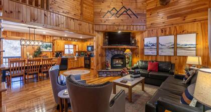 Riverbend Retreat - New River frontage, hot tub, pool table!