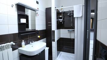 Doccia, asciugacapelli, bidet, asciugamani