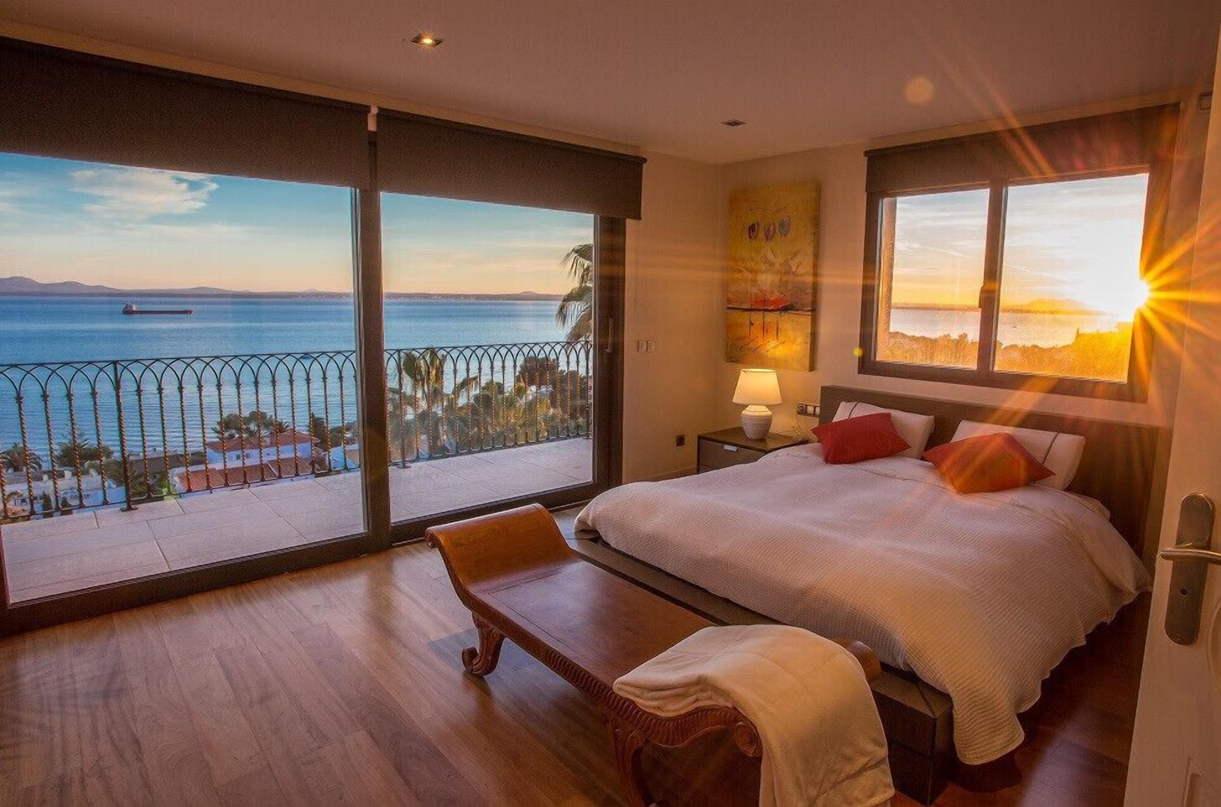 4 bedrooms, in-room safe, iron/ironing board, free WiFi