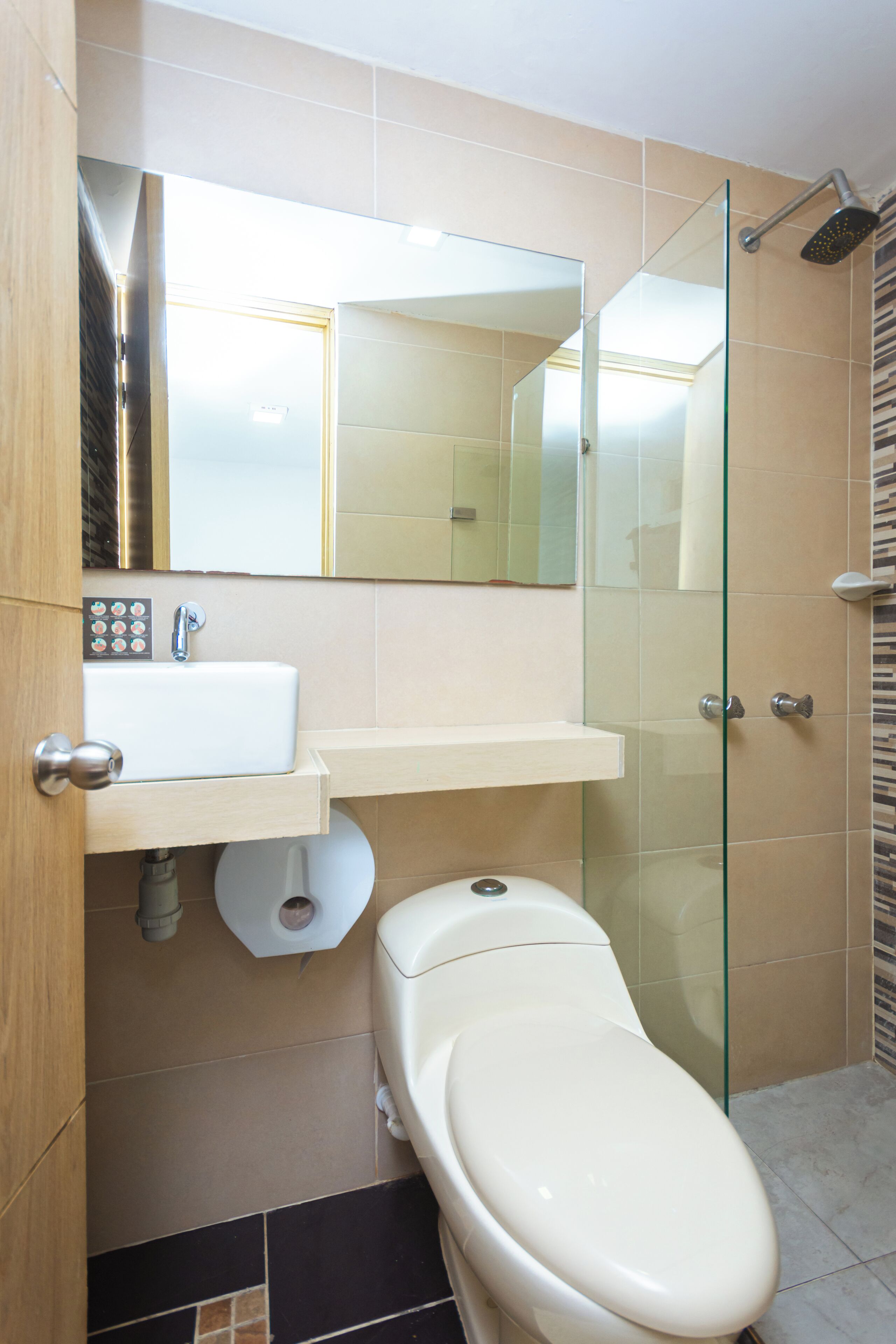 Quarto casal econômico, 1 cama de casal, ar-condicionado | Banheiro | Chuveiro, chuveiro com efeito de chuva
