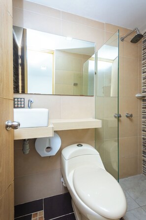 Quarto casal econômico, 1 cama de casal, ar-condicionado | Banheiro | Chuveiro, chuveiro com efeito de chuva