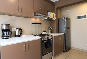 Frigorifero, microonde, forno, piano cottura