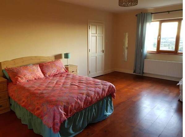 4 chambres, fer et planche à repasser, lit parapluie, Wi-Fi