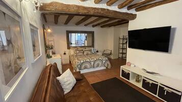 1 slaapkamer, een strijkplank/strijkijzer, wifi, beddengoed