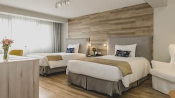 Caja de seguridad en la habitación, muebles diferentes y escritorio