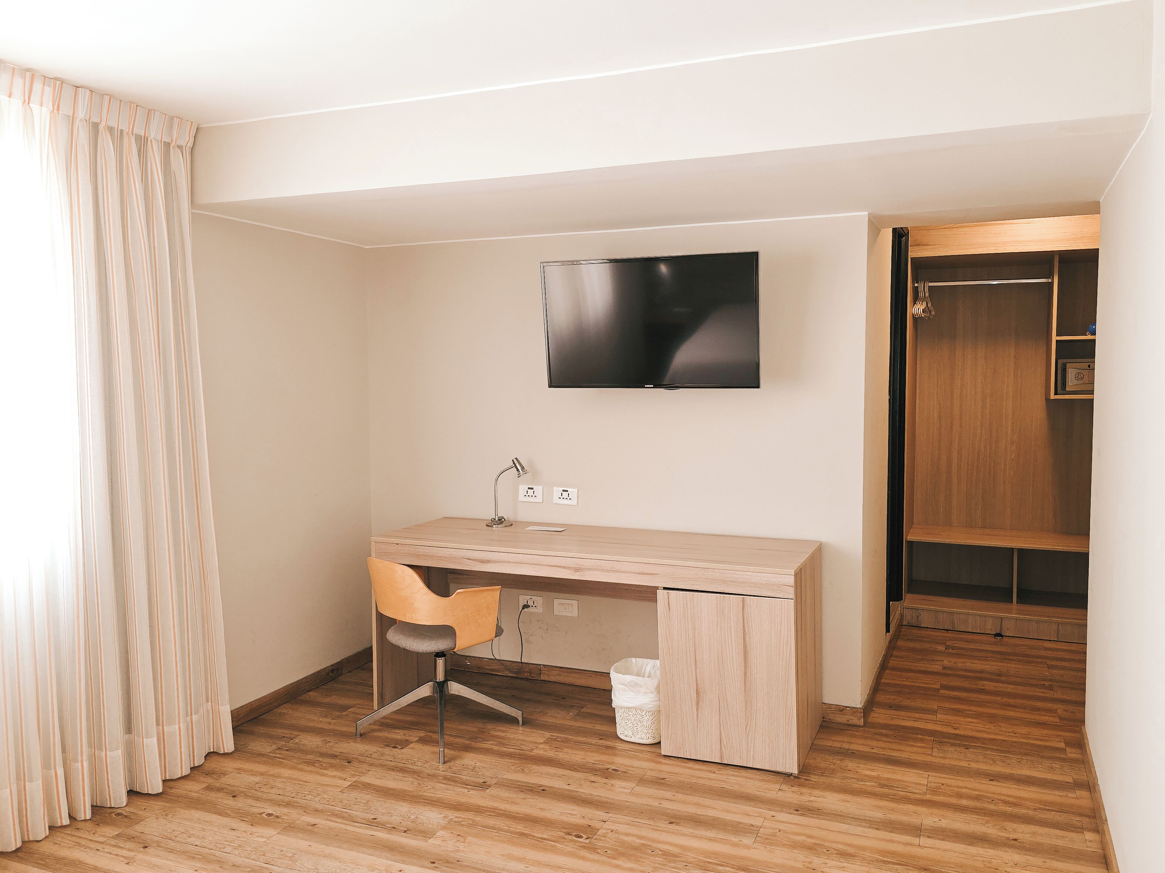 standard room | 1 bedroom, in-room safe, individually furnished, desk