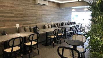 Desayuno a la carta todos los días (con cargo)