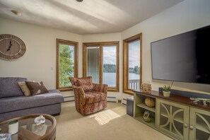 Smart TV, chimenea, videojuegos, futbolito