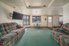 スマートテレビ、暖炉、テレビゲーム、テーブルサッカー台