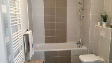 Baignoire, serviettes fournies, savon, papier toilette