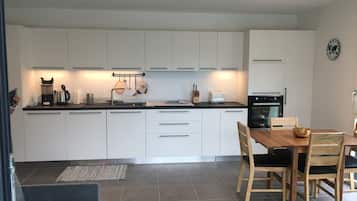 Een koelkast, een microgolfoven, een oven, een kookplaat
