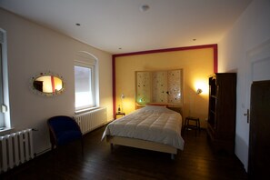 2 chambres, bureau, fer et planche à repasser, accès au Wi-Fi (inclus)